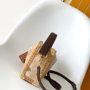 Alternative view of p750•Canvas and cowhide leather•Cowhide leather trim•Microfiber lining•Metal hardware•Zip closure with S-lock buckle•Collector's Edition label•Shoulder strap: Detachable, adjustable•Strap half-length: 45.0 cm•Adjustable to: 55.0 cm•Handle: Single handle, detachable